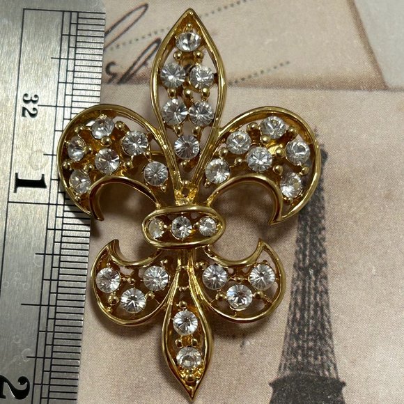 Napier Jewelry - Vintage Signed Napier Fleur de Lis Gold Tone Sparkling Rhinestone Brooch Pin
